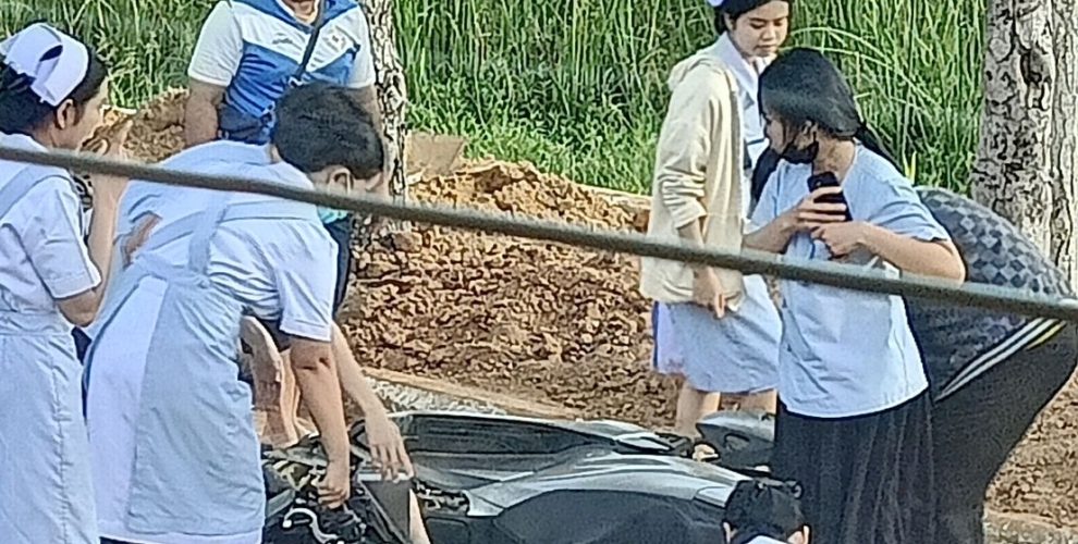 ขอชื่นชมนิสิตชั้นปีที่ 4 กลุ่มฝึก วิชา ป มารดา ทารกและผดุงครรภ์ รพ มหาสารคาม ที่ช่วยเหลือปฐมพยาบาลเบื้องต้นผู้ประสบอุบัติเหตุมอเตอร์ไซด์ เป็นนิสิตชาย ไม่ทราบคณะ รถล้มบริเวณถนนหน้าคณะพยาบาลศาสตร์ วันที่ 21 สค 67 เวลา 7.00 น ทั้งนี้ ในกลุ่มมีนิสิตสู่เส้นทางใหม่ จพ.เวชกิจฉุกเฉิน จำนวน 3 คน ที่มีประสบการณ์ได้แก่ น.ส.บุหงา อะทาโส น.ส.ณัฐธยาน์ แสงสวาสดิ์ นายอภิชิต ไม้น้อย ได้ทำการประเมินอาการเบื้องต้น และแจ้งรถพยาบาลของ มมส นำส่งรพ อย่างปลอดภัย