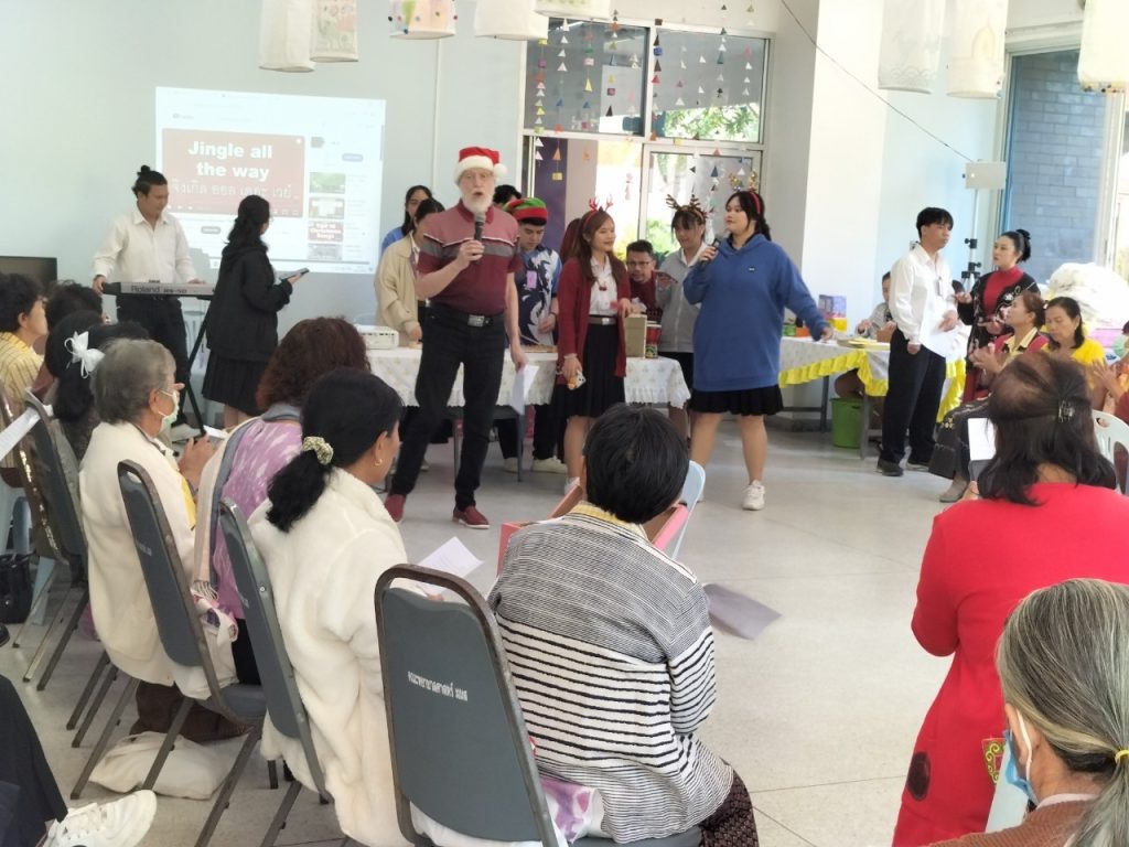 วันอังคารที่ 24 ธันวาคม 2567 เรียนวิชา ดนตรีเพื่อวัยงาม อาจารย์ผู้สอน : ผศ.ดร.ยศพรรณ พันธะศรี วิทยาลัยดุริยางคศิลป์ และ ผศ.ดร.ชูชาติ วงศ์อนุชิต นิสิตอาสาจากวิทยาลัยดุริยางคศิลป์และนักเรียนหลักสูตรผู้ช่วยพยาบาล กิจกรรมแลกของขวัยปีใหม่และ Christmas Eve วันนี้มอบความสนุก โดย Dr.Andrew C.Mills เรียนวันสุดท้ายก่อนปิดเทอม