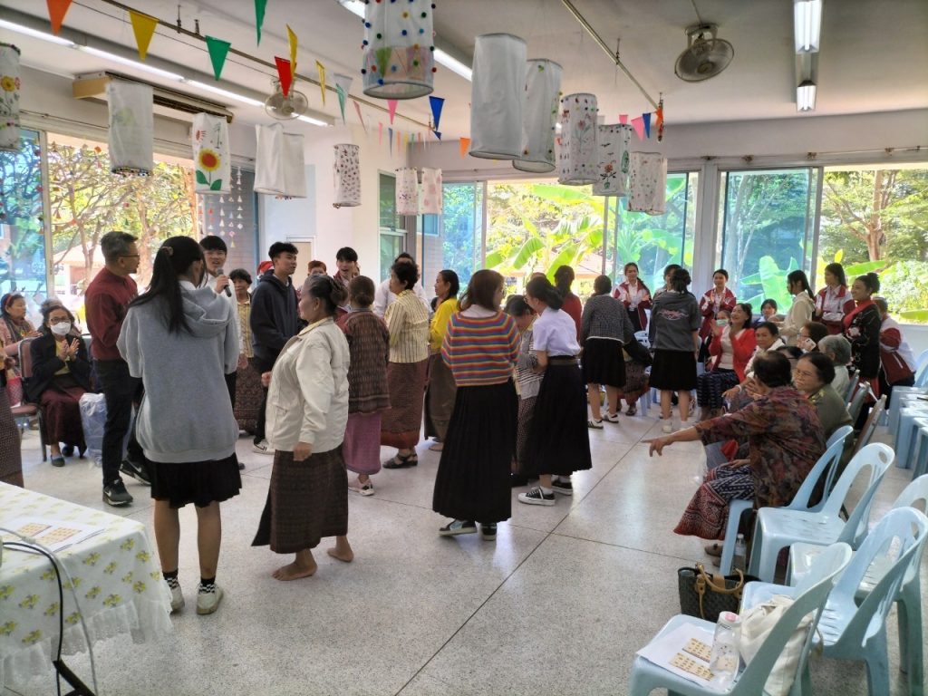 วันอังคารที่ 24 ธันวาคม 2567 เรียนวิชา ดนตรีเพื่อวัยงาม อาจารย์ผู้สอน : ผศ.ดร.ยศพรรณ พันธะศรี วิทยาลัยดุริยางคศิลป์ และ ผศ.ดร.ชูชาติ วงศ์อนุชิต นิสิตอาสาจากวิทยาลัยดุริยางคศิลป์และนักเรียนหลักสูตรผู้ช่วยพยาบาล กิจกรรมแลกของขวัยปีใหม่และ Christmas Eve วันนี้มอบความสนุก โดย Dr.Andrew C.Mills เรียนวันสุดท้ายก่อนปิดเทอม