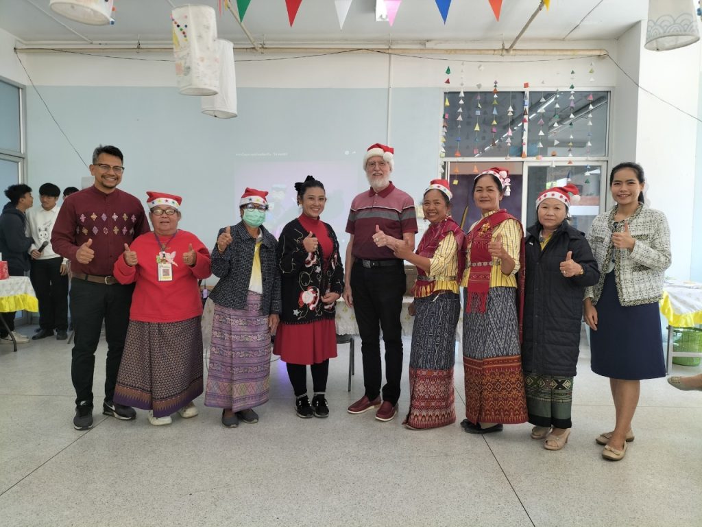 วันอังคารที่ 24 ธันวาคม 2567 เรียนวิชา ดนตรีเพื่อวัยงาม อาจารย์ผู้สอน : ผศ.ดร.ยศพรรณ พันธะศรี วิทยาลัยดุริยางคศิลป์ และ ผศ.ดร.ชูชาติ วงศ์อนุชิต นิสิตอาสาจากวิทยาลัยดุริยางคศิลป์และนักเรียนหลักสูตรผู้ช่วยพยาบาล กิจกรรมแลกของขวัยปีใหม่และ Christmas Eve วันนี้มอบความสนุก โดย Dr.Andrew C.Mills เรียนวันสุดท้ายก่อนปิดเทอม