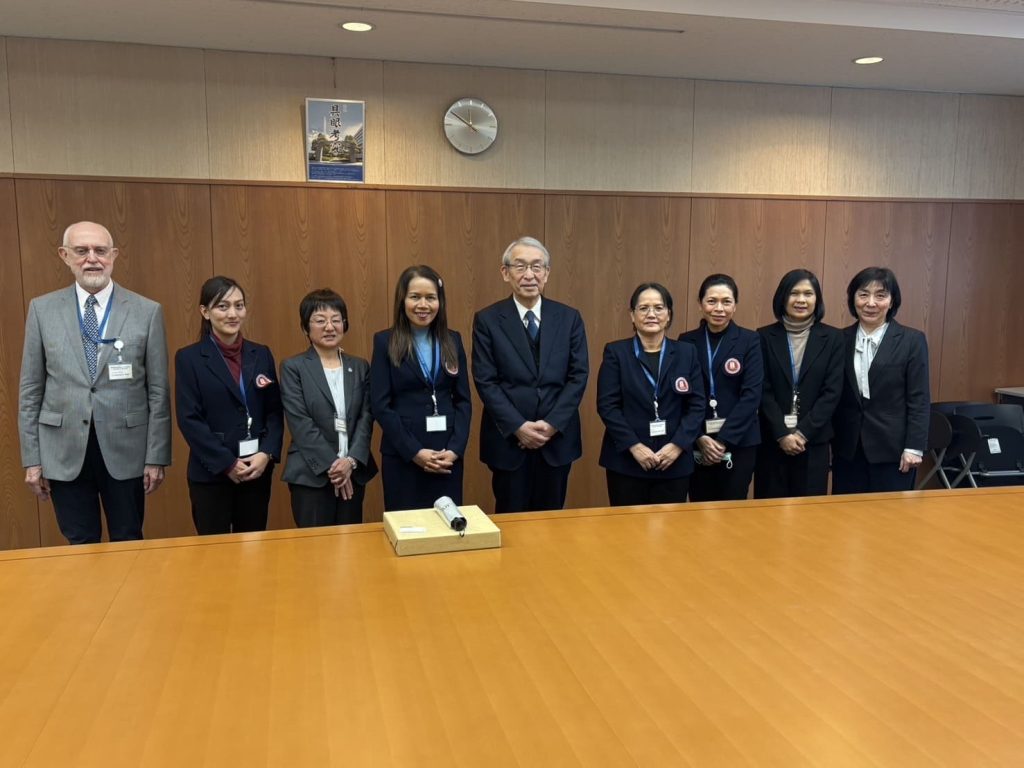 โครงการเวทีแลกเปลี่ยนเรียนรู้ทางด้านวิชาการ วิจัยและศิลปวัฒนธรรมระหว่างคณะพยาบาลศาสตร์มหาวิทยาลัยมหาสารคามกับ College of Nursing, Aichi Medical University ประเทศญี่ปุ่น ระหว่างวันที่ 23 กุมภาพันธ์ - 2 มีนาคม 2568 รองศาสตราจารย์ ดร.จารุวรรณ ก้าวหน้าไกล คณบดีคณะพยาบาลศาสตร์ พร้อมด้วยผู้เชี่ยวชาญ Assoc.Prof. Dr. Andrew C.Mills คณาจารย์ ผศ.ดร.นงเยาว์ มีเทียน ผศ.ดร.กชพร สิงหะหล้า ผศ.ดร.ศิริรัตน์ ศรีโพลา และ อาจารย์เลอลักษณ์ แทนเกษม นิสิตหลักสูตรพยาบาลศาสตรมหาบัณฑิต น.ส.ลัดดาวัลย์ ขูลิลัง สาขาการพยาบาลผู้ใหญ่และผู้สูงอายุ น.ส.ภควดี เรืองสา สาขาการพยาบาลจิตเวชและสุขภาพจิต น.ส.ธัญญลักษณ์ สีทองภาพ สาขาการผดุงครรภ์ และนิสิตหลักสูตรพยาบาลศาสตรบัณฑิต น.ส. วชิรญาณ์ บุตรมาตย์ น.ส.ปภาดา เนื่องวงษา และน.ส.ภัทราพร เถรี ได้เดินทางไปแลกเปลี่ยนทางด้านวิชาการ การวิจัยและศิลปะวัฒนธรรม ภายใต้โครงการเวทีแลกเปลี่ยนเรียนรู้ทางด้านวิชาการ วิจัยและศิลปวัฒนธรรมระหว่างคณะพยาบาลศาสตร์มหาวิทยาลัยมหาสารคามกับ College of Nursing, Aichi Medical University ประเทศญี่ปุ่น โดยมีการแลกเปลี่ยนทางด้านความร่วมมือในการวิจัย การแลกเปลี่ยนด้านวิชาการ การนำเสนอผลงานวิจัยซึ่งเป็นส่วนหนึ่งของการศึกษาของนิสิตระดับปริญญาโททั้ง 3 สาขา การศึกษาดูงานด้านในสถาบันการดูแลสุขภาพของประเทศญี่ปุ่น รวมถึงกิจกรรมการแลกเปลี่ยนทางด้านศิลปวัฒนธรรม ซึ่งก่อให้เกิดการร่วมมือเพื่อพัฒนาความเข้มแข็งทางด้านการวิจัย วิชาการ การเรียนการสอนและศิลปวัฒนธรรมของทั้งสองสถาบันอย่างต่อเนื่องต่อไป