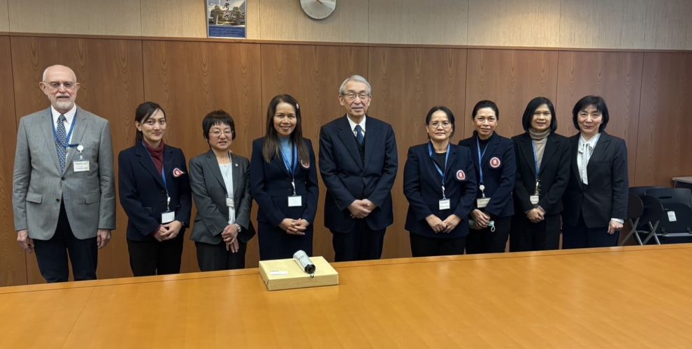 โครงการเวทีแลกเปลี่ยนเรียนรู้ทางด้านวิชาการ วิจัยและศิลปวัฒนธรรมระหว่างคณะพยาบาลศาสตร์มหาวิทยาลัยมหาสารคามกับ College of Nursing, Aichi Medical University ประเทศญี่ปุ่น ระหว่างวันที่ 23 กุมภาพันธ์ - 2 มีนาคม 2568 รองศาสตราจารย์ ดร.จารุวรรณ ก้าวหน้าไกล คณบดีคณะพยาบาลศาสตร์ พร้อมด้วยผู้เชี่ยวชาญ Assoc.Prof. Dr. Andrew C.Mills คณาจารย์ ผศ.ดร.นงเยาว์ มีเทียน ผศ.ดร.กชพร สิงหะหล้า ผศ.ดร.ศิริรัตน์ ศรีโพลา และ อาจารย์เลอลักษณ์ แทนเกษม นิสิตหลักสูตรพยาบาลศาสตรมหาบัณฑิต น.ส.ลัดดาวัลย์ ขูลิลัง สาขาการพยาบาลผู้ใหญ่และผู้สูงอายุ น.ส.ภควดี เรืองสา สาขาการพยาบาลจิตเวชและสุขภาพจิต น.ส.ธัญญลักษณ์ สีทองภาพ สาขาการผดุงครรภ์ และนิสิตหลักสูตรพยาบาลศาสตรบัณฑิต น.ส. วชิรญาณ์ บุตรมาตย์ น.ส.ปภาดา เนื่องวงษา และน.ส.ภัทราพร เถรี ได้เดินทางไปแลกเปลี่ยนทางด้านวิชาการ การวิจัยและศิลปะวัฒนธรรม ภายใต้โครงการเวทีแลกเปลี่ยนเรียนรู้ทางด้านวิชาการ วิจัยและศิลปวัฒนธรรมระหว่างคณะพยาบาลศาสตร์มหาวิทยาลัยมหาสารคามกับ College of Nursing, Aichi Medical University ประเทศญี่ปุ่น โดยมีการแลกเปลี่ยนทางด้านความร่วมมือในการวิจัย การแลกเปลี่ยนด้านวิชาการ การนำเสนอผลงานวิจัยซึ่งเป็นส่วนหนึ่งของการศึกษาของนิสิตระดับปริญญาโททั้ง 3 สาขา การศึกษาดูงานด้านในสถาบันการดูแลสุขภาพของประเทศญี่ปุ่น รวมถึงกิจกรรมการแลกเปลี่ยนทางด้านศิลปวัฒนธรรม ซึ่งก่อให้เกิดการร่วมมือเพื่อพัฒนาความเข้มแข็งทางด้านการวิจัย วิชาการ การเรียนการสอนและศิลปวัฒนธรรมของทั้งสองสถาบันอย่างต่อเนื่องต่อไป