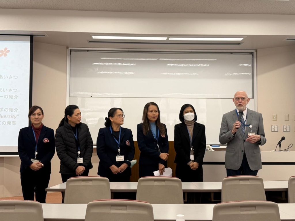 โครงการเวทีแลกเปลี่ยนเรียนรู้ทางด้านวิชาการ วิจัยและศิลปวัฒนธรรมระหว่างคณะพยาบาลศาสตร์มหาวิทยาลัยมหาสารคามกับ College of Nursing, Aichi Medical University ประเทศญี่ปุ่น ระหว่างวันที่ 23 กุมภาพันธ์ - 2 มีนาคม 2568 รองศาสตราจารย์ ดร.จารุวรรณ ก้าวหน้าไกล คณบดีคณะพยาบาลศาสตร์ พร้อมด้วยผู้เชี่ยวชาญ Assoc.Prof. Dr. Andrew C.Mills คณาจารย์ ผศ.ดร.นงเยาว์ มีเทียน ผศ.ดร.กชพร สิงหะหล้า ผศ.ดร.ศิริรัตน์ ศรีโพลา และ อาจารย์เลอลักษณ์ แทนเกษม นิสิตหลักสูตรพยาบาลศาสตรมหาบัณฑิต น.ส.ลัดดาวัลย์ ขูลิลัง สาขาการพยาบาลผู้ใหญ่และผู้สูงอายุ น.ส.ภควดี เรืองสา สาขาการพยาบาลจิตเวชและสุขภาพจิต น.ส.ธัญญลักษณ์ สีทองภาพ สาขาการผดุงครรภ์ และนิสิตหลักสูตรพยาบาลศาสตรบัณฑิต น.ส. วชิรญาณ์ บุตรมาตย์ น.ส.ปภาดา เนื่องวงษา และน.ส.ภัทราพร เถรี ได้เดินทางไปแลกเปลี่ยนทางด้านวิชาการ การวิจัยและศิลปะวัฒนธรรม ภายใต้โครงการเวทีแลกเปลี่ยนเรียนรู้ทางด้านวิชาการ วิจัยและศิลปวัฒนธรรมระหว่างคณะพยาบาลศาสตร์มหาวิทยาลัยมหาสารคามกับ College of Nursing, Aichi Medical University ประเทศญี่ปุ่น โดยมีการแลกเปลี่ยนทางด้านความร่วมมือในการวิจัย การแลกเปลี่ยนด้านวิชาการ การนำเสนอผลงานวิจัยซึ่งเป็นส่วนหนึ่งของการศึกษาของนิสิตระดับปริญญาโททั้ง 3 สาขา การศึกษาดูงานด้านในสถาบันการดูแลสุขภาพของประเทศญี่ปุ่น รวมถึงกิจกรรมการแลกเปลี่ยนทางด้านศิลปวัฒนธรรม ซึ่งก่อให้เกิดการร่วมมือเพื่อพัฒนาความเข้มแข็งทางด้านการวิจัย วิชาการ การเรียนการสอนและศิลปวัฒนธรรมของทั้งสองสถาบันอย่างต่อเนื่องต่อไป