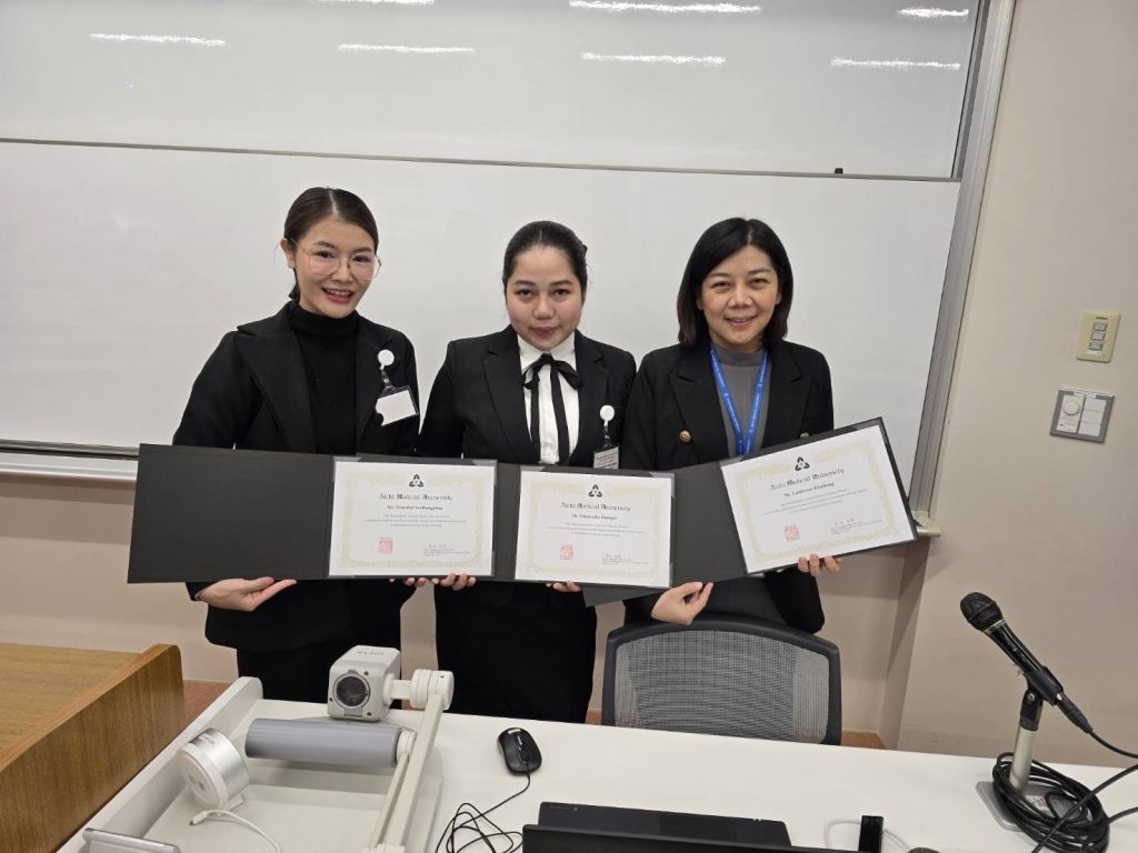 โครงการเวทีแลกเปลี่ยนเรียนรู้ทางด้านวิชาการ วิจัยและศิลปวัฒนธรรมระหว่างคณะพยาบาลศาสตร์มหาวิทยาลัยมหาสารคามกับ College of Nursing, Aichi Medical University ประเทศญี่ปุ่น ระหว่างวันที่ 23 กุมภาพันธ์ - 2 มีนาคม 2568 รองศาสตราจารย์ ดร.จารุวรรณ ก้าวหน้าไกล คณบดีคณะพยาบาลศาสตร์ พร้อมด้วยผู้เชี่ยวชาญ Assoc.Prof. Dr. Andrew C.Mills คณาจารย์ ผศ.ดร.นงเยาว์ มีเทียน ผศ.ดร.กชพร สิงหะหล้า ผศ.ดร.ศิริรัตน์ ศรีโพลา และ อาจารย์เลอลักษณ์ แทนเกษม นิสิตหลักสูตรพยาบาลศาสตรมหาบัณฑิต น.ส.ลัดดาวัลย์ ขูลิลัง สาขาการพยาบาลผู้ใหญ่และผู้สูงอายุ น.ส.ภควดี เรืองสา สาขาการพยาบาลจิตเวชและสุขภาพจิต น.ส.ธัญญลักษณ์ สีทองภาพ สาขาการผดุงครรภ์ และนิสิตหลักสูตรพยาบาลศาสตรบัณฑิต น.ส. วชิรญาณ์ บุตรมาตย์ น.ส.ปภาดา เนื่องวงษา และน.ส.ภัทราพร เถรี ได้เดินทางไปแลกเปลี่ยนทางด้านวิชาการ การวิจัยและศิลปะวัฒนธรรม ภายใต้โครงการเวทีแลกเปลี่ยนเรียนรู้ทางด้านวิชาการ วิจัยและศิลปวัฒนธรรมระหว่างคณะพยาบาลศาสตร์มหาวิทยาลัยมหาสารคามกับ College of Nursing, Aichi Medical University ประเทศญี่ปุ่น โดยมีการแลกเปลี่ยนทางด้านความร่วมมือในการวิจัย การแลกเปลี่ยนด้านวิชาการ การนำเสนอผลงานวิจัยซึ่งเป็นส่วนหนึ่งของการศึกษาของนิสิตระดับปริญญาโททั้ง 3 สาขา การศึกษาดูงานด้านในสถาบันการดูแลสุขภาพของประเทศญี่ปุ่น รวมถึงกิจกรรมการแลกเปลี่ยนทางด้านศิลปวัฒนธรรม ซึ่งก่อให้เกิดการร่วมมือเพื่อพัฒนาความเข้มแข็งทางด้านการวิจัย วิชาการ การเรียนการสอนและศิลปวัฒนธรรมของทั้งสองสถาบันอย่างต่อเนื่องต่อไป