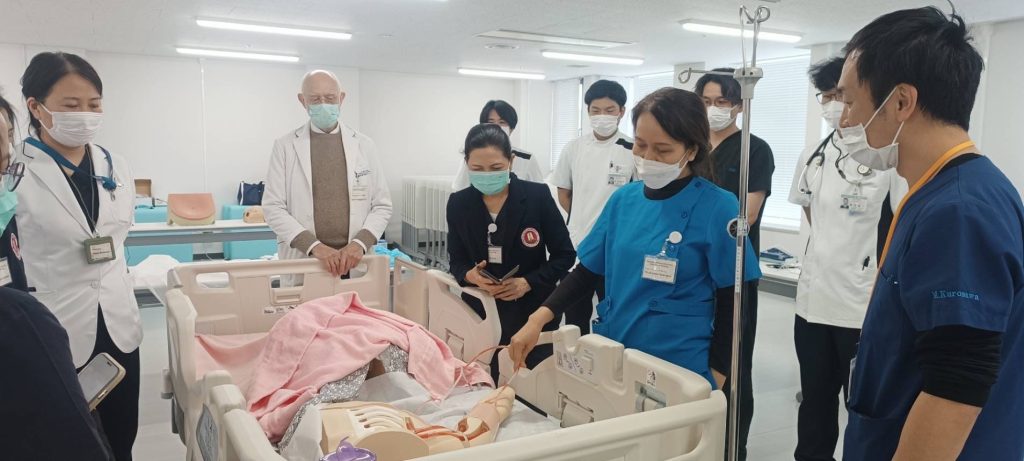 โครงการเวทีแลกเปลี่ยนเรียนรู้ทางด้านวิชาการ วิจัยและศิลปวัฒนธรรมระหว่างคณะพยาบาลศาสตร์มหาวิทยาลัยมหาสารคามกับ College of Nursing, Aichi Medical University ประเทศญี่ปุ่น ระหว่างวันที่ 23 กุมภาพันธ์ - 2 มีนาคม 2568 รองศาสตราจารย์ ดร.จารุวรรณ ก้าวหน้าไกล คณบดีคณะพยาบาลศาสตร์ พร้อมด้วยผู้เชี่ยวชาญ Assoc.Prof. Dr. Andrew C.Mills คณาจารย์ ผศ.ดร.นงเยาว์ มีเทียน ผศ.ดร.กชพร สิงหะหล้า ผศ.ดร.ศิริรัตน์ ศรีโพลา และ อาจารย์เลอลักษณ์ แทนเกษม นิสิตหลักสูตรพยาบาลศาสตรมหาบัณฑิต น.ส.ลัดดาวัลย์ ขูลิลัง สาขาการพยาบาลผู้ใหญ่และผู้สูงอายุ น.ส.ภควดี เรืองสา สาขาการพยาบาลจิตเวชและสุขภาพจิต น.ส.ธัญญลักษณ์ สีทองภาพ สาขาการผดุงครรภ์ และนิสิตหลักสูตรพยาบาลศาสตรบัณฑิต น.ส. วชิรญาณ์ บุตรมาตย์ น.ส.ปภาดา เนื่องวงษา และน.ส.ภัทราพร เถรี ได้เดินทางไปแลกเปลี่ยนทางด้านวิชาการ การวิจัยและศิลปะวัฒนธรรม ภายใต้โครงการเวทีแลกเปลี่ยนเรียนรู้ทางด้านวิชาการ วิจัยและศิลปวัฒนธรรมระหว่างคณะพยาบาลศาสตร์มหาวิทยาลัยมหาสารคามกับ College of Nursing, Aichi Medical University ประเทศญี่ปุ่น โดยมีการแลกเปลี่ยนทางด้านความร่วมมือในการวิจัย การแลกเปลี่ยนด้านวิชาการ การนำเสนอผลงานวิจัยซึ่งเป็นส่วนหนึ่งของการศึกษาของนิสิตระดับปริญญาโททั้ง 3 สาขา การศึกษาดูงานด้านในสถาบันการดูแลสุขภาพของประเทศญี่ปุ่น รวมถึงกิจกรรมการแลกเปลี่ยนทางด้านศิลปวัฒนธรรม ซึ่งก่อให้เกิดการร่วมมือเพื่อพัฒนาความเข้มแข็งทางด้านการวิจัย วิชาการ การเรียนการสอนและศิลปวัฒนธรรมของทั้งสองสถาบันอย่างต่อเนื่องต่อไป