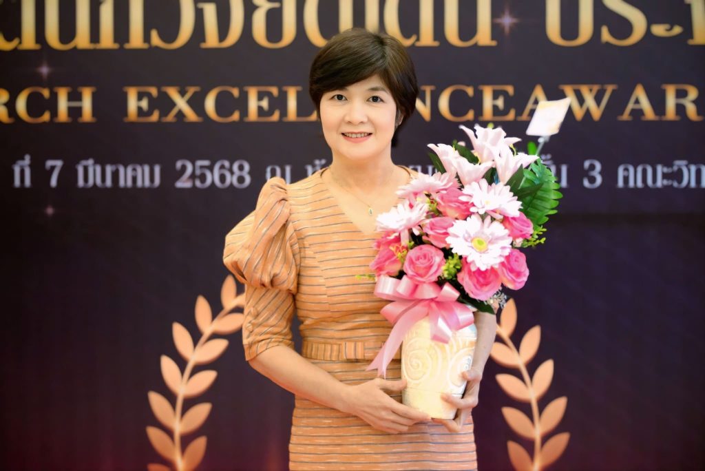 คณะพยาบาลศาสตร์ มหาวิทยาลัยมหาสารคาม ร่วมงานพิธีมอบรางวัลเชิดชูเกียรตินักวิจัยดีเด่น ประจำปี 2567 (Research Excellence Awards 2024) เมื่อวันที่ 7 มีนาคม พ.ศ. 2568 คณะพยาบาลศาสตร์ มหาวิทยาลัยมหาสารคาม ได้เข้าร่วมพิธีมอบรางวัลเชิดชูเกียรตินักวิจัยดีเด่น ประจำปี 2567 (Research Excellence Awards 2024) ซึ่งจัดโดยมหาวิทยาลัยมหาสารคาม เพื่อยกย่องและเชิดชูเกียรตินักวิจัยที่มีผลงานโดดเด่นและเป็นที่ยอมรับในระดับชาติและนานาชาติ