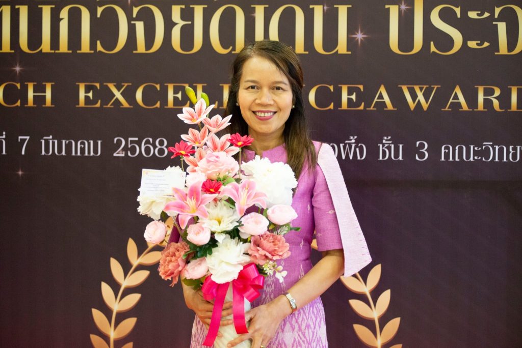 คณะพยาบาลศาสตร์ มหาวิทยาลัยมหาสารคาม ร่วมงานพิธีมอบรางวัลเชิดชูเกียรตินักวิจัยดีเด่น ประจำปี 2567 (Research Excellence Awards 2024) เมื่อวันที่ 7 มีนาคม พ.ศ. 2568 คณะพยาบาลศาสตร์ มหาวิทยาลัยมหาสารคาม ได้เข้าร่วมพิธีมอบรางวัลเชิดชูเกียรตินักวิจัยดีเด่น ประจำปี 2567 (Research Excellence Awards 2024) ซึ่งจัดโดยมหาวิทยาลัยมหาสารคาม เพื่อยกย่องและเชิดชูเกียรตินักวิจัยที่มีผลงานโดดเด่นและเป็นที่ยอมรับในระดับชาติและนานาชาติ