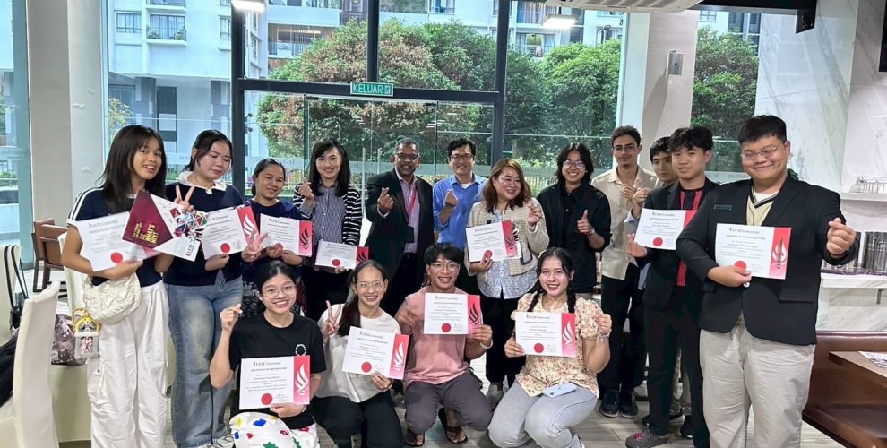 คณะพยาบาลศาสตร์ มหาวิทยาลัยมหาสารคาม นำโดย ผศ.ดร.นภชนก รักษาเคน และ ผศ.จตุพร จำรองเพ็ง พร้อมด้วยคณาจารย์และนิสิต ได้เดินทางเข้าร่วม โครงการแลกเปลี่ยนเรียนรู้และวิจัยทางวิชาการ ณ UCSI University ประเทศมาเลเซีย ระหว่างวันที่ 14–18 กันยายน 2568