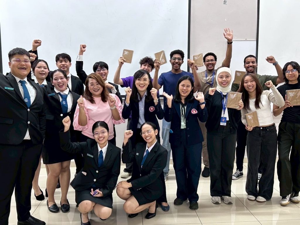 คณะพยาบาลศาสตร์ มหาวิทยาลัยมหาสารคาม นำโดย ผศ.ดร.นภชนก รักษาเคน และ ผศ.จตุพร จำรองเพ็ง พร้อมด้วยคณาจารย์และนิสิต ได้เดินทางเข้าร่วม โครงการแลกเปลี่ยนเรียนรู้และวิจัยทางวิชาการ ณ UCSI University ประเทศมาเลเซีย ระหว่างวันที่ 14–18 กันยายน 2568