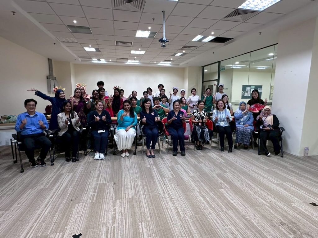 คณะพยาบาลศาสตร์ มหาวิทยาลัยมหาสารคาม นำโดย ผศ.ดร.นภชนก รักษาเคน และ ผศ.จตุพร จำรองเพ็ง พร้อมด้วยคณาจารย์และนิสิต ได้เดินทางเข้าร่วม โครงการแลกเปลี่ยนเรียนรู้และวิจัยทางวิชาการ ณ UCSI University ประเทศมาเลเซีย ระหว่างวันที่ 14–18 กันยายน 2568